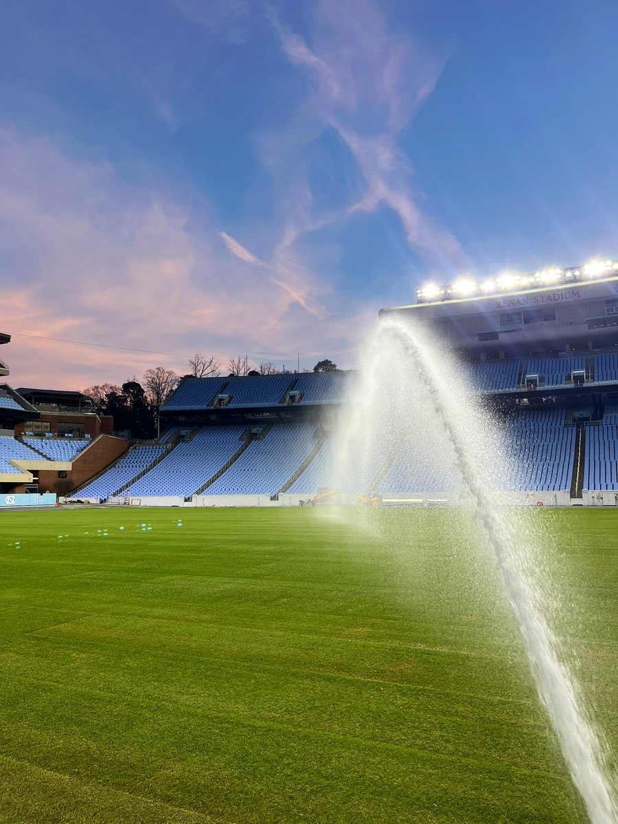 Tar_Heels_Turf's tweet image. Sod complete ✅
Pull 3/8” core &amp;amp; sweep ✅
Topdress &amp;amp; drag ✅
Fertilizer ✅
H2O ✅
