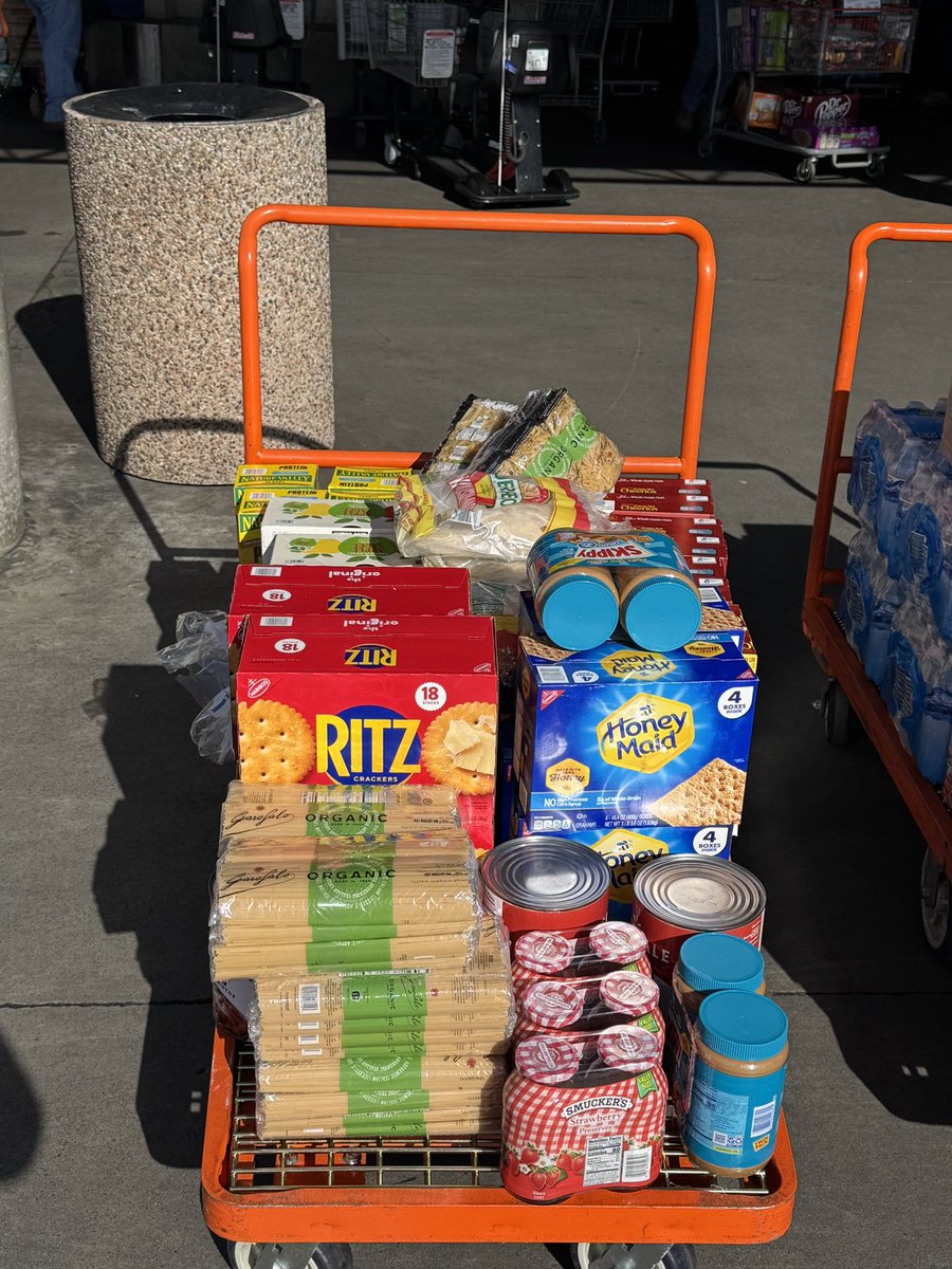 KhalsaAidUSA's tweet image. Khalsa Aid California provided much needed food essentials to Breaking the Chains in Fresno, CA. 

#foodessentials #fresno #volunteers #khalsaaidusa #khalsaaid