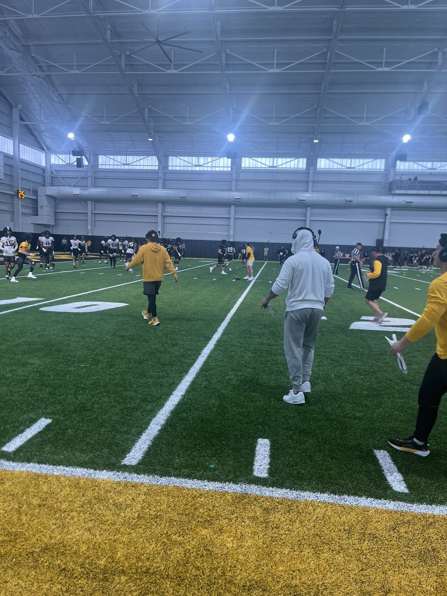 AnthonyBusby_'s tweet image. Another great time at the MIZ today always appreciate the love coming up here can’t wait to be back soon!! #LouTotheZou💛🖤@CoachDNic @DLineGURU @CJheinz34 @CoachAdamCruz1 @SLUHfootball @CoachChrisBall @AllenTrieu @CoachBusbySLUH @Jerrystan08 @Excel360Footba1