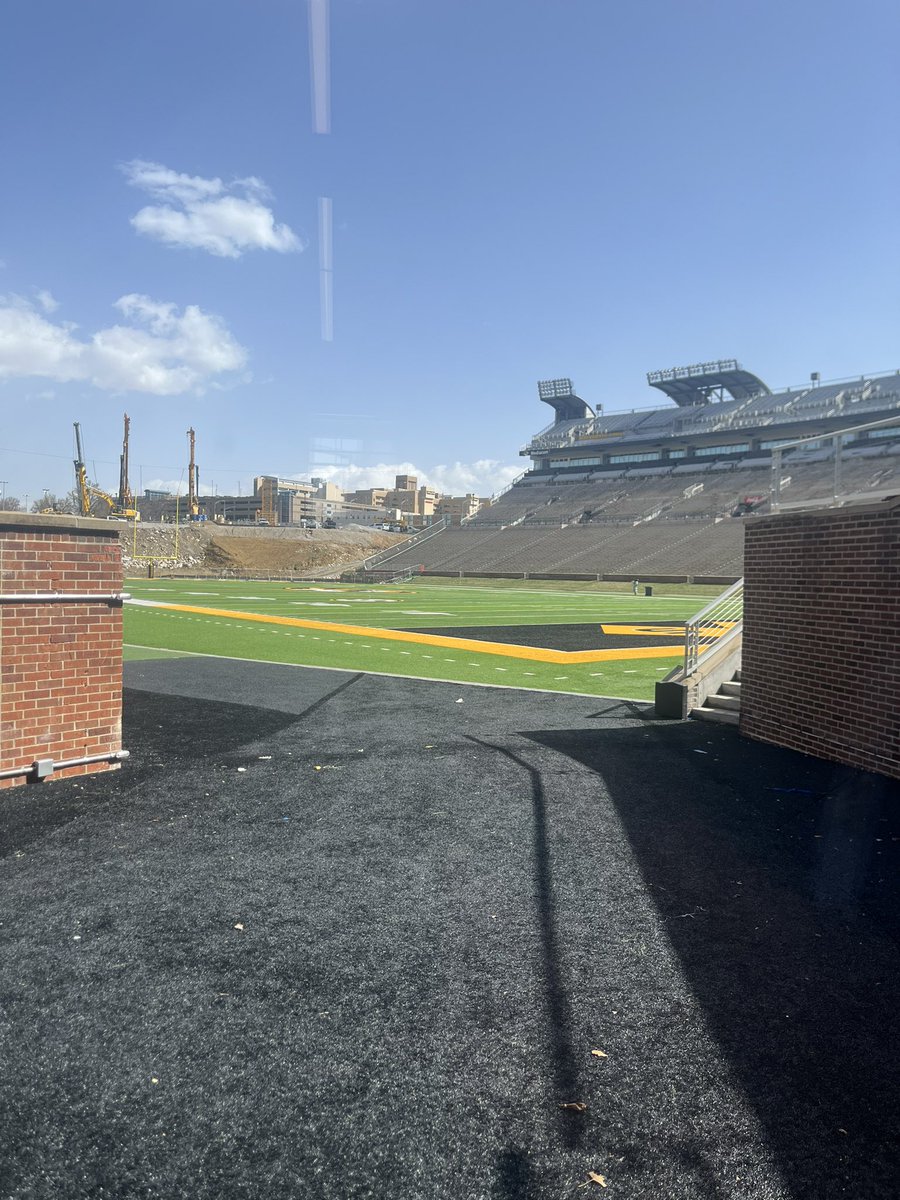 AnthonyBusby_'s tweet image. Another great time at the MIZ today always appreciate the love coming up here can’t wait to be back soon!! #LouTotheZou💛🖤@CoachDNic @DLineGURU @CJheinz34 @CoachAdamCruz1 @SLUHfootball @CoachChrisBall @AllenTrieu @CoachBusbySLUH @Jerrystan08 @Excel360Footba1