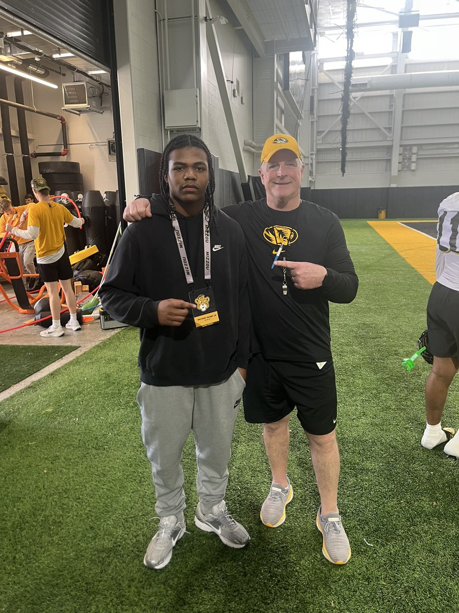 AnthonyBusby_'s tweet image. Another great time at the MIZ today always appreciate the love coming up here can’t wait to be back soon!! #LouTotheZou💛🖤@CoachDNic @DLineGURU @CJheinz34 @CoachAdamCruz1 @SLUHfootball @CoachChrisBall @AllenTrieu @CoachBusbySLUH @Jerrystan08 @Excel360Footba1