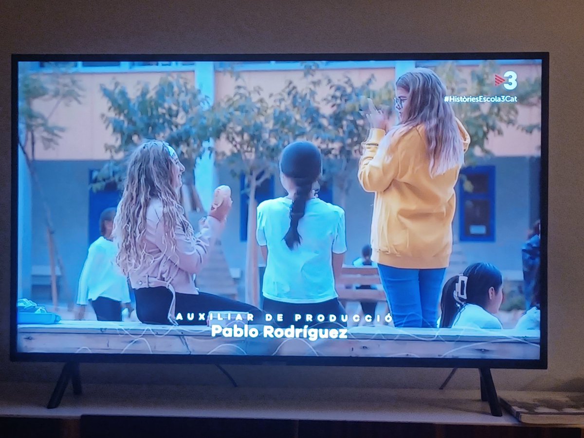 #HistòriesEscola3Cat Un momument caldria aixecar cada curs a tot el col.lectiu de mestres i professors q s'enfronten dia a dia als problemes q la societat ha bolcat a escoles i instituts. Herois i heroïnes q necessiten el nostre suport i reconeixement. El meu, el tenen.