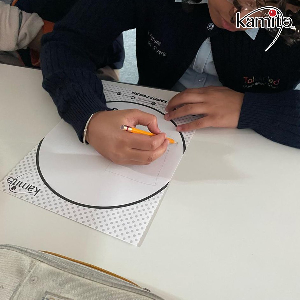 kamite_manga's tweet photo. ¡Sobrinos, el #Kamiteam está listo para compartir su talento y creatividad con ustedes en la #CUDEC! 🖌️😁
🏫 En nuestros #Kamitours escolares no solo encontrarán cómics y mangas 📚✨ sino también talleres de dibujo donde les enseñamos técnicas y secretos para mejorar su arte. 🎨 https://t.co/x8oBxvB8VI