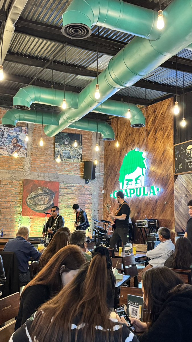 DanVidalC's tweet photo. @U2Chile en crapula bar disfrutando tributo. https://t.co/zeugwtFXSP