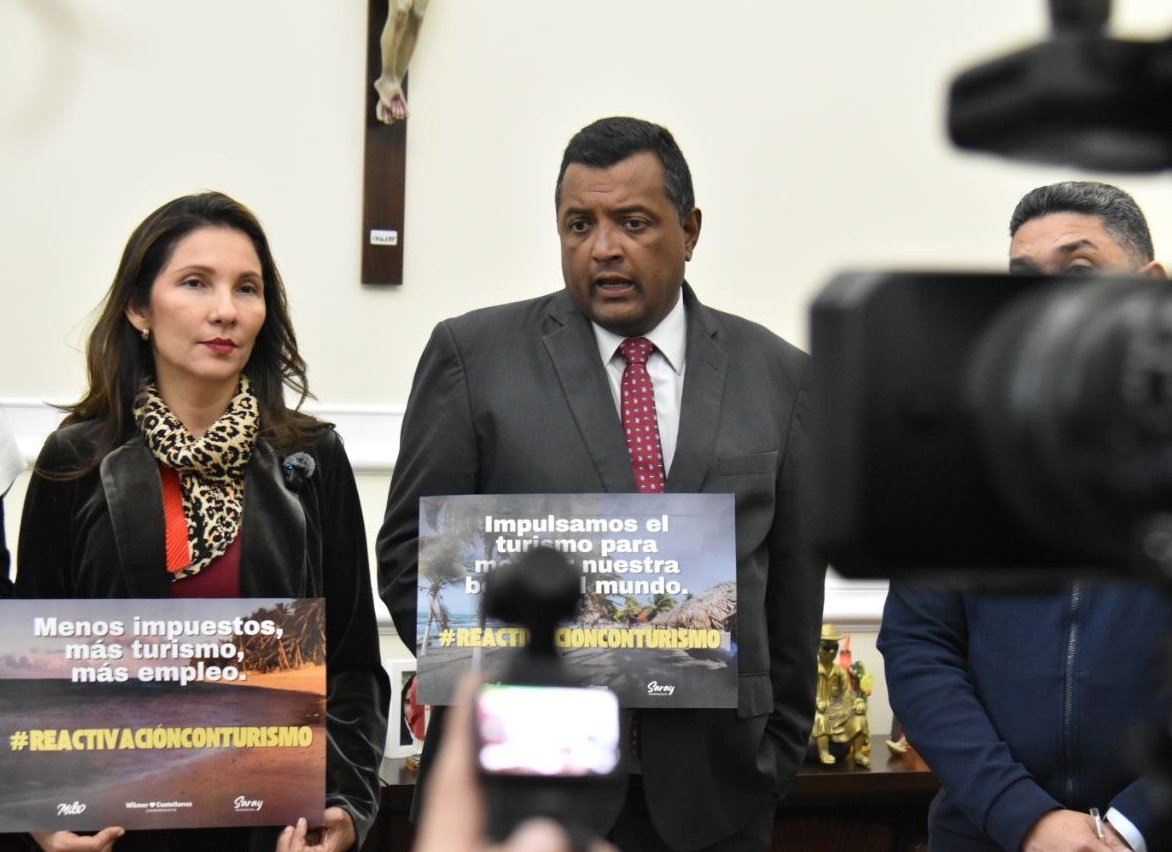 CamaraColombia's tweet photo. La Representante @JaravaMile junto a otros congresistas, radicó el proyecto que busca fomentar el turismo en 🇨🇴 mediante incentivos fiscales transitorios.

Beneficiará a municipios con menos de 200.000 habitantes, impulsando la economía regional y la competitividad del país. 📊 https://t.co/n2cYgAbaRU