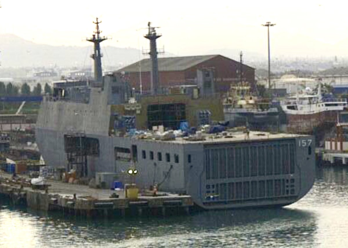 WarshipCam's tweet photo. Peruvian Navy Makassar-class landing platform docks BAP Pisco (AMP-156) and future BAP Paita (AMP-157) in Callao, Peru - March 19, 2025 #bappisco #amp156 #bappaita #amp157

SRC: webcam https://t.co/DGJBkqxlPh