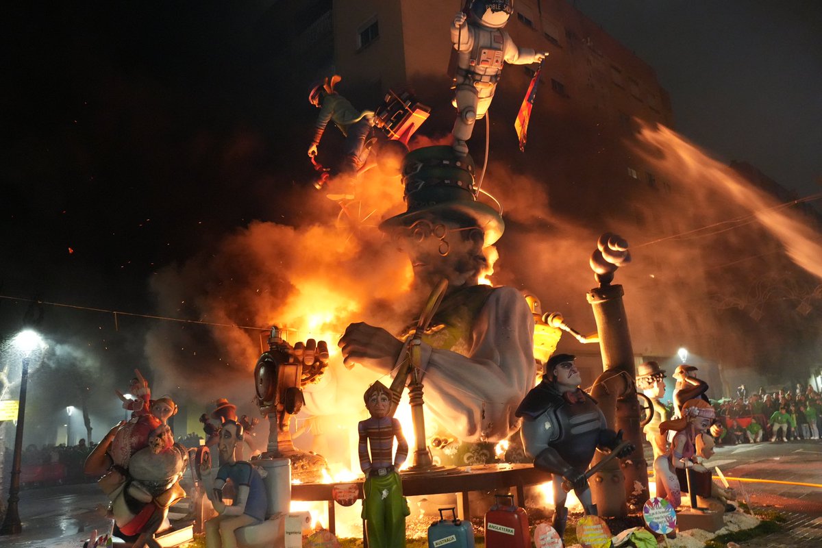 AjMislata's tweet photo. 🔥 Les #Falles2025 ja són història a Mislata. Donem la benvinguda oficial a la primavera.

#LaCremà de les Falles està celebrant-se amb nombrós públic i sense incidents.

Visquen les Falles de Mislata 2026 https://t.co/SGHiUY3Kzp