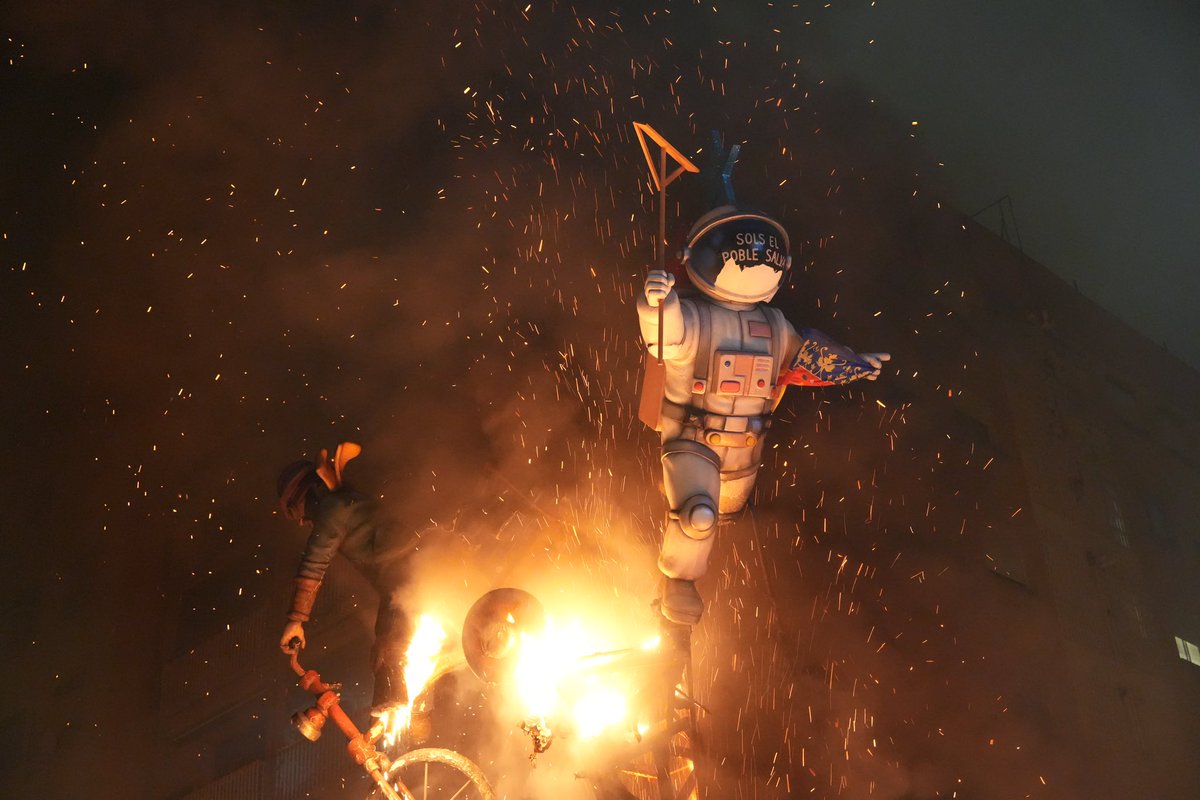 AjMislata's tweet photo. 🔥 Les #Falles2025 ja són història a Mislata. Donem la benvinguda oficial a la primavera.

#LaCremà de les Falles està celebrant-se amb nombrós públic i sense incidents.

Visquen les Falles de Mislata 2026 https://t.co/SGHiUY3Kzp
