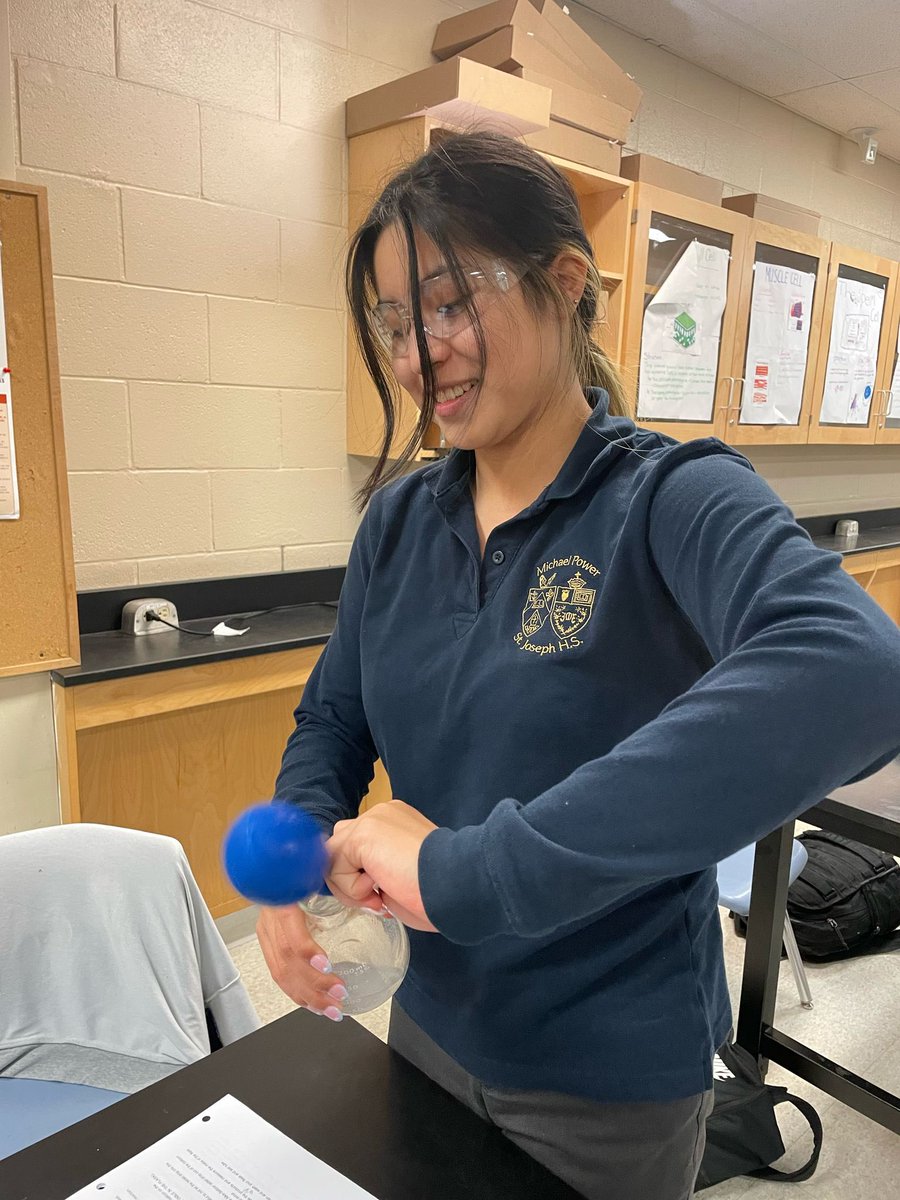mpsjscience's tweet photo. Our Gr 10 scientists investigate the law of conservation of mass. #mpsjscience 🎈@MPSJ_TCDSB @PowerIB https://t.co/dKDAaoDhEs