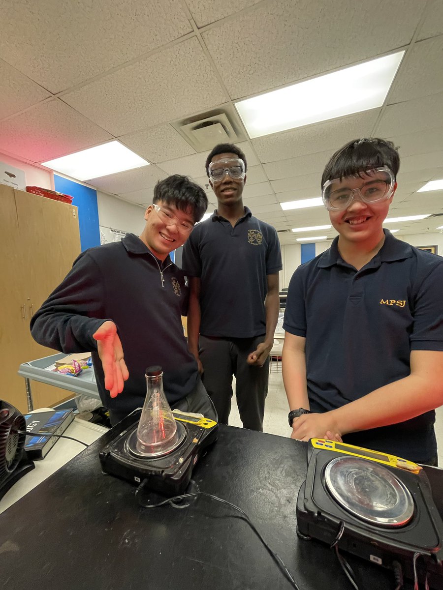 mpsjscience's tweet photo. Our Gr 10 scientists investigate the law of conservation of mass. #mpsjscience 🎈@MPSJ_TCDSB @PowerIB https://t.co/dKDAaoDhEs