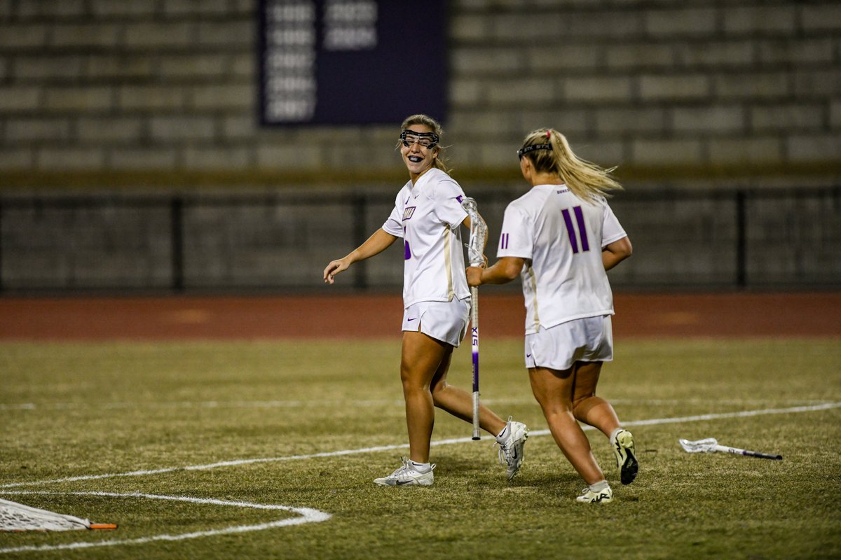 CHLOE GOAL! 😤

That's eight straight games with a point for No. 6!

#GoDukes