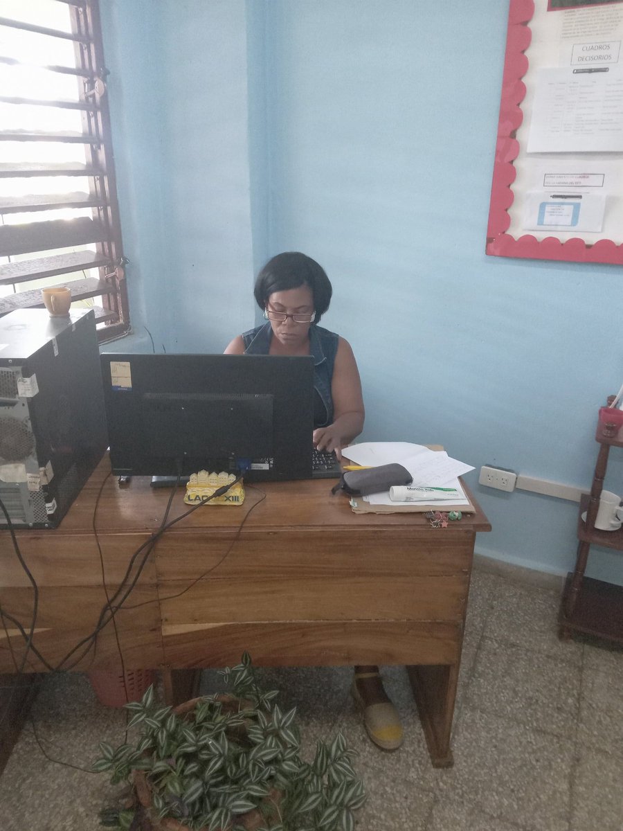 Laritza69571's tweet photo. Trabajando las compañeras del departamento de Cuadro en función de la política  de cuadros
@CubaMined 
@gobhabana 
@IHernandez15695 https://t.co/QXfZhGGlCF