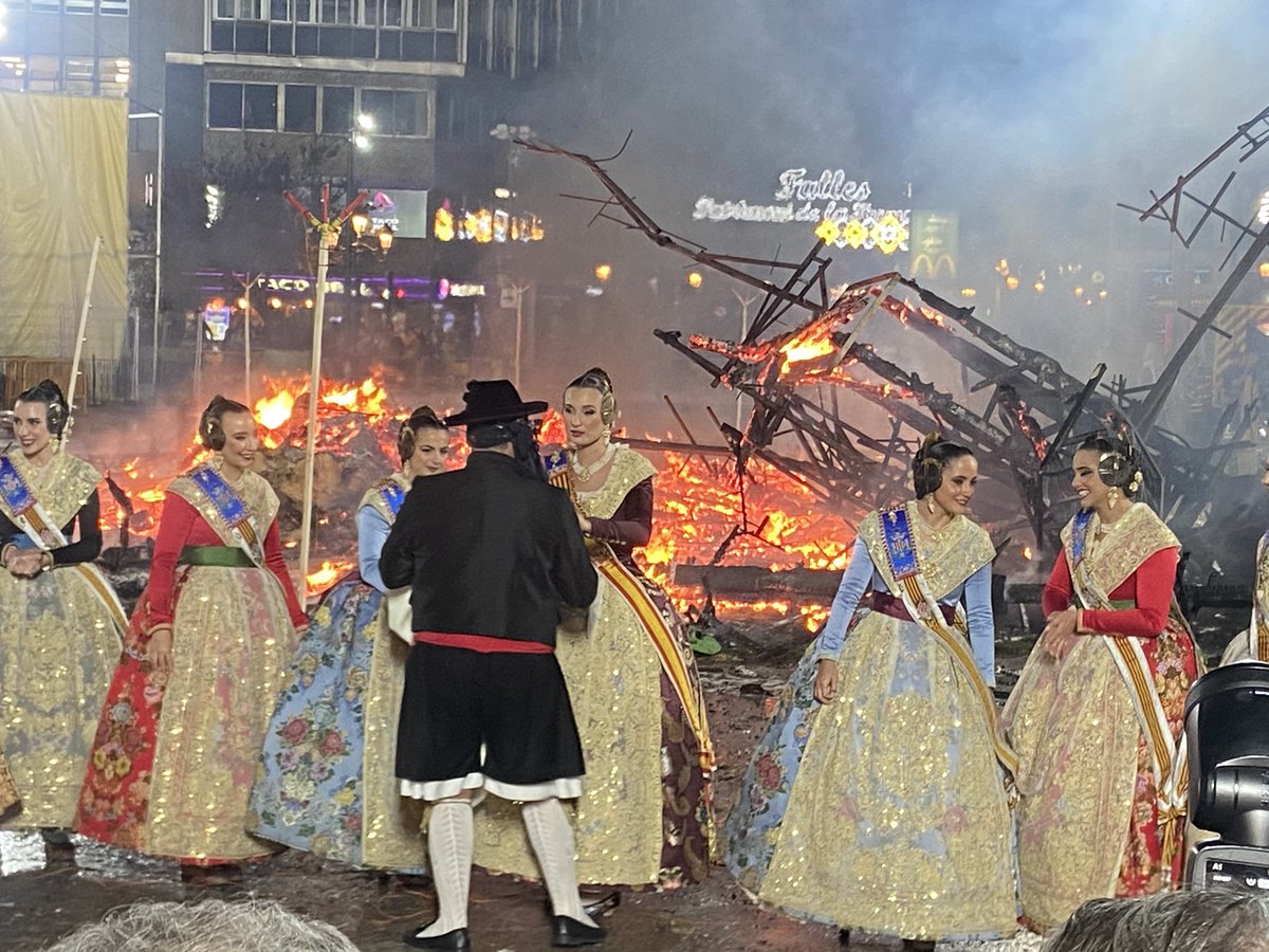 PSOEValencia's tweet image. Berta Peiró i Lucía García, FFMM de València, i les Corts d’Honor, posen punt final a un any que mai oblidaran. 

La vostra emoció d’aquesta nit de la #crema25 és també la de tots els fallers i falleres de la nostra ciutat.

Gràcies per la vostra entrega i passió
#Falles25