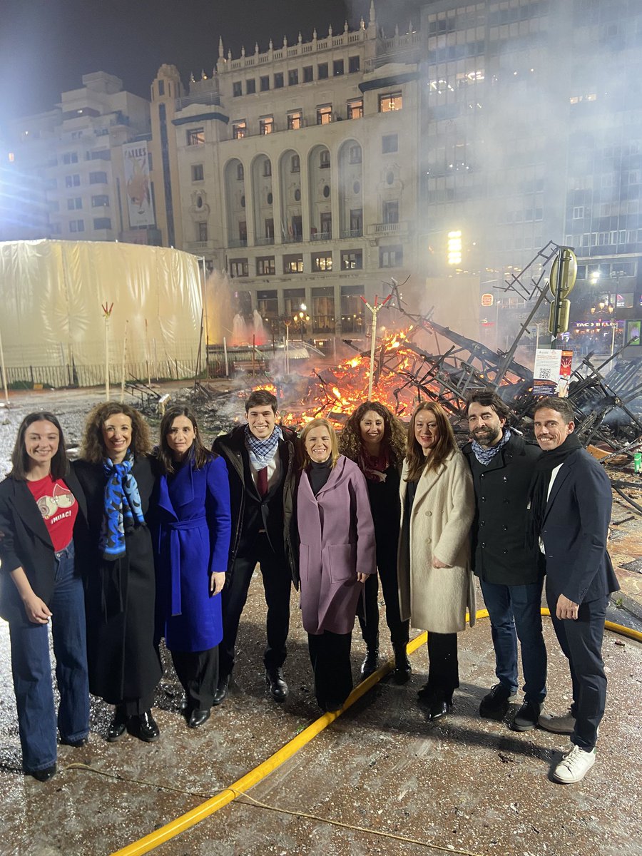 PSOEValencia's tweet image. Berta Peiró i Lucía García, FFMM de València, i les Corts d’Honor, posen punt final a un any que mai oblidaran. 

La vostra emoció d’aquesta nit de la #crema25 és també la de tots els fallers i falleres de la nostra ciutat.

Gràcies per la vostra entrega i passió
#Falles25