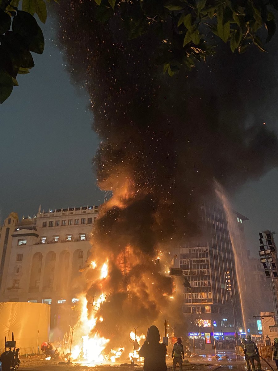 PSOEValencia's tweet image. Berta Peiró i Lucía García, FFMM de València, i les Corts d’Honor, posen punt final a un any que mai oblidaran. 

La vostra emoció d’aquesta nit de la #crema25 és també la de tots els fallers i falleres de la nostra ciutat.

Gràcies per la vostra entrega i passió
#Falles25