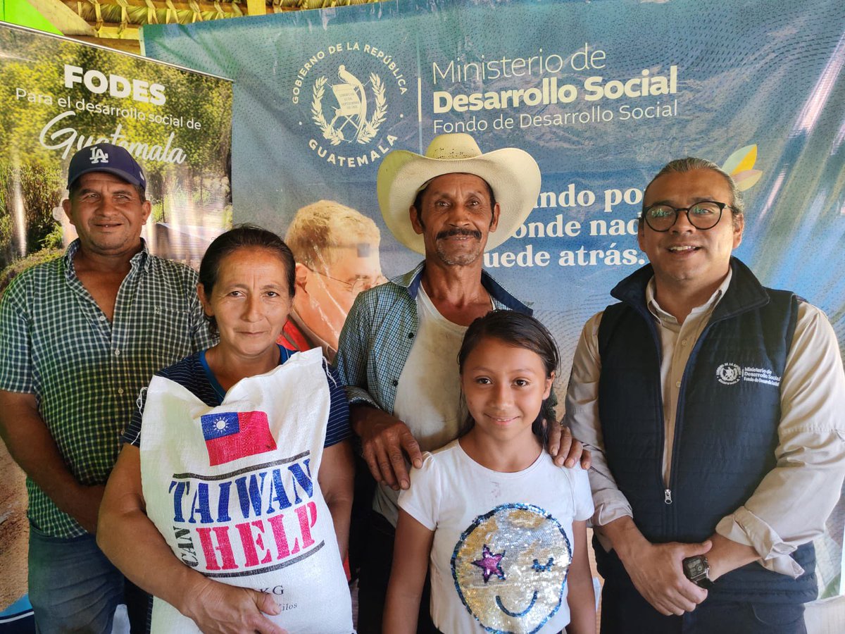 Midesgt's tweet photo. El Subdirector del Fodes Filogonio Gómez compartió con los comunitarios y entregó el grano, que cada saco contiene 10 kilos (22 libras) y son parte de la donación de la República de China Taiwán, en apoyo al combate a la inseguridad alimentaria.
#TuMides https://t.co/2UP0C4v8Nc