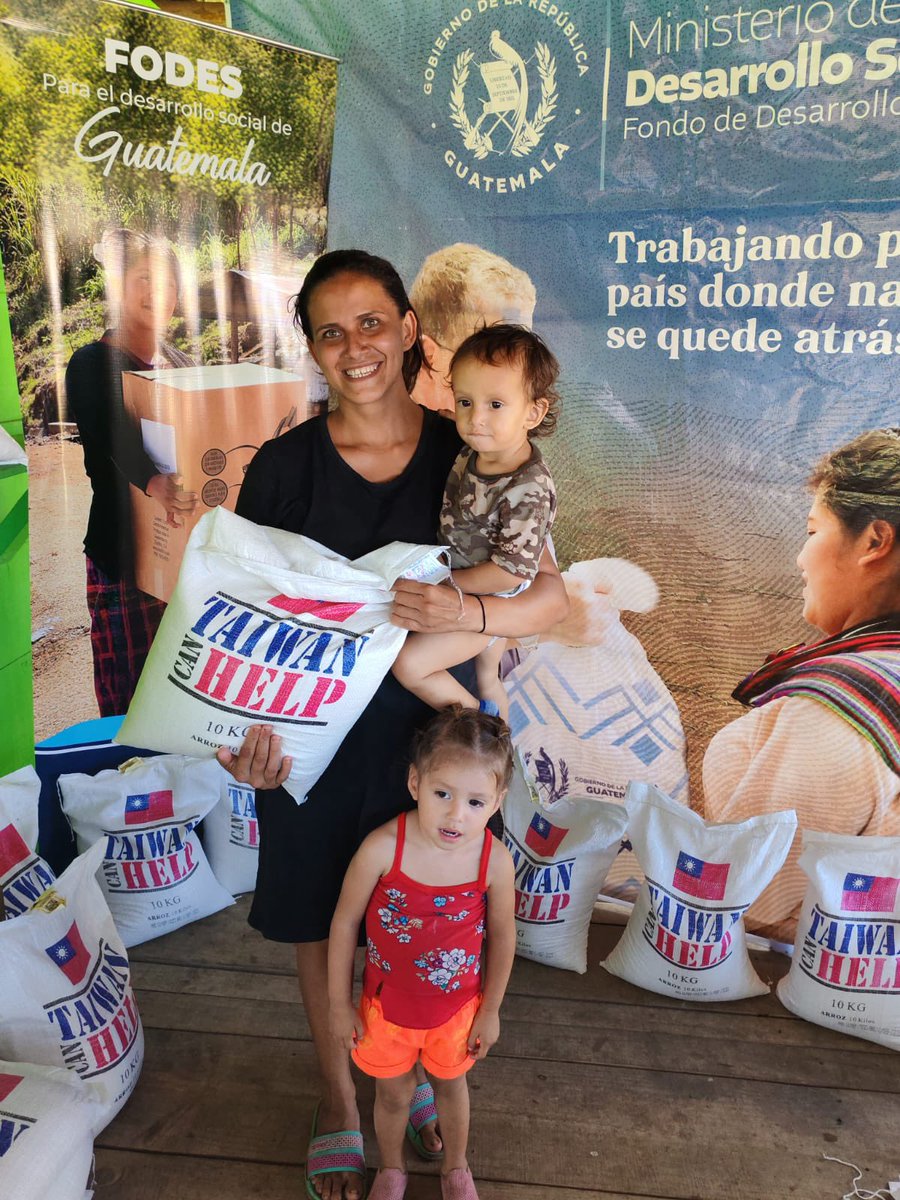 Midesgt's tweet photo. El Subdirector del Fodes Filogonio Gómez compartió con los comunitarios y entregó el grano, que cada saco contiene 10 kilos (22 libras) y son parte de la donación de la República de China Taiwán, en apoyo al combate a la inseguridad alimentaria.
#TuMides https://t.co/2UP0C4v8Nc