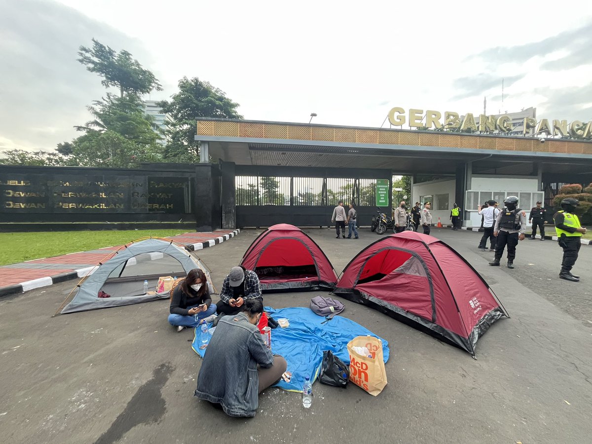 __AnakKolong's tweet photo. Mahasiswa hanya berbekal tenda.

@puanmaharani_ri dkk @DPR_RI - nya dibekali alat gebuk penguasa, dari serdadu, hingga rantis tentara. 

TNI bersama rakyat ❌️
TNI bersama penguasa ✅️
.
.
#TolakRUUTNI 
#IndonesiaGelap https://t.co/tjEKoL2RzW