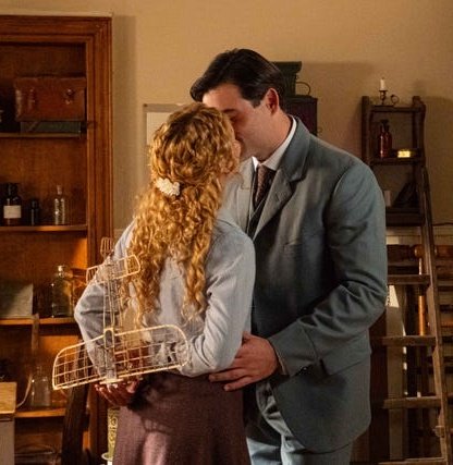 dmvbursin's tweet photo. No siempre el amor puede con todo, a veces gana más el odio y a veces pagan justos por pecadores con un fatal desenlace. Lo importante es quedarse con los buenos momentos y con el amor. Jana y Manuel vivieron intensamente su historia, corta pero intensa, por siempre 💜 #LaPromesa https://t.co/72dEOtg0bk