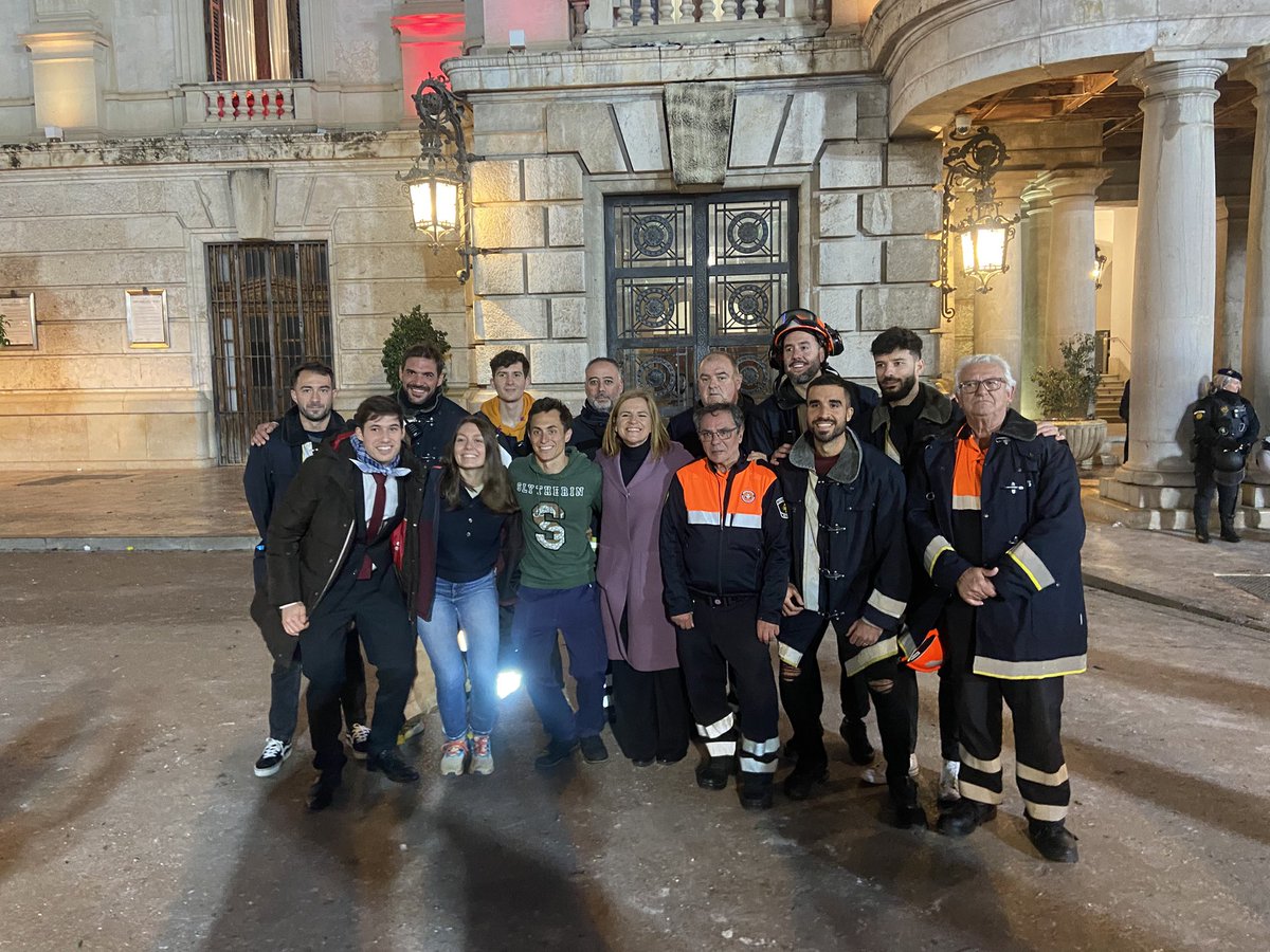 PSOEValencia's tweet image. Sense ells i elles no podríem viure les falles com les hem viscut i gaudit.

Un any més, gràcies als @bomberosvlc , @policialocalvlc, @protecivilvlc, @CruzRojaVLC i el servei de neteja perquè heu fet un treball impecable.

#Falles25
#Crema25