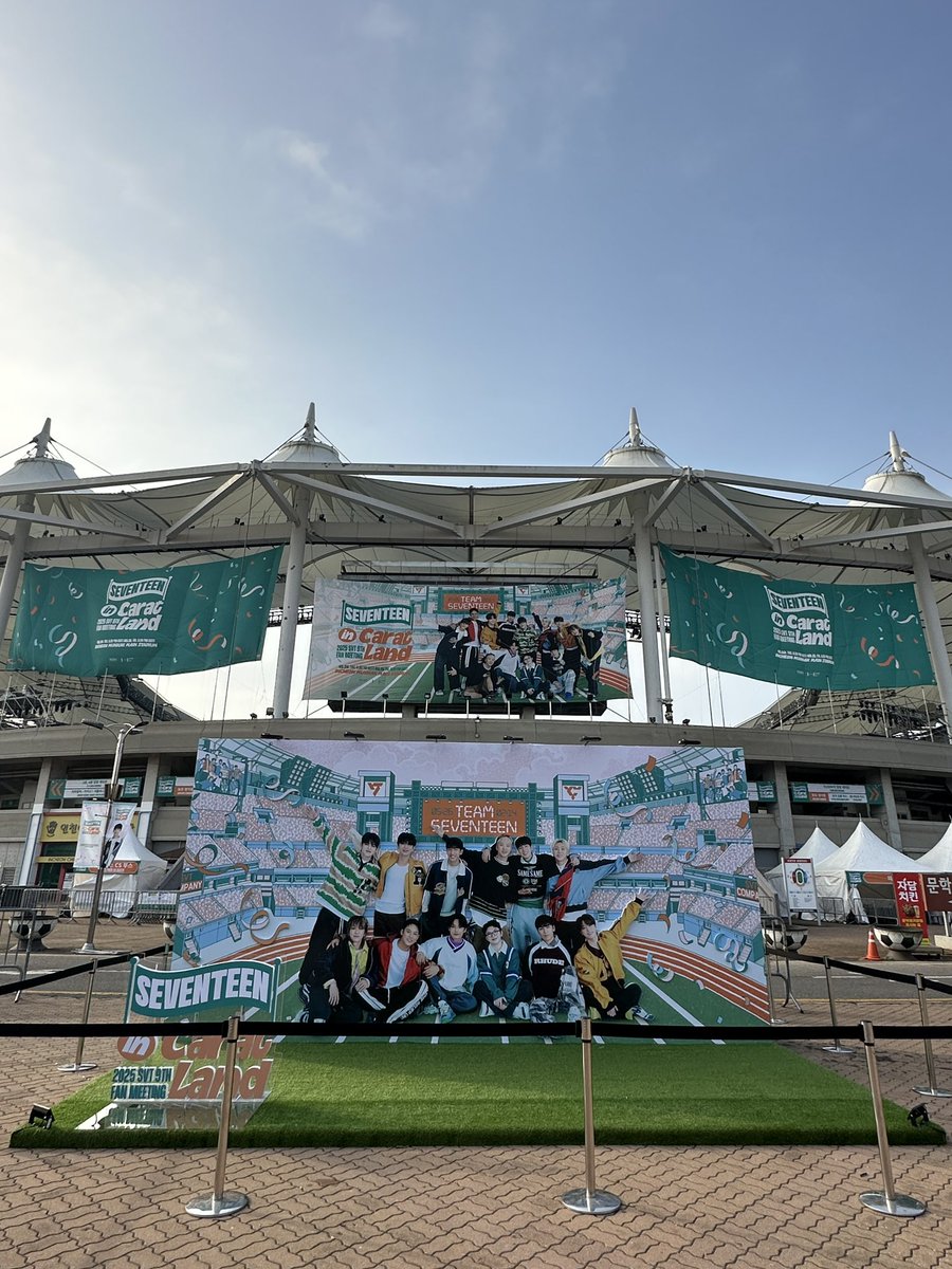 httpseungcheols's tweet photo. the seventeen in caratland 2025 banners at the venue are so pretty!!! 🫶🏻🩷🩵 https://t.co/bjgRE7RLil