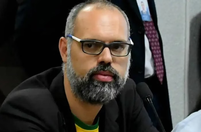 Metropoles's tweet photo. ➡️  Moraes determina que Meta e X forneçam dados de Allan dos Santos à PF

O ministro Alexandre de Moraes, do STF, estabeleceu multa diária de R$ 100 mil caso a ordem não seja seguida

Leia: https://t.co/6niVezoYxU https://t.co/YBPRwTO9Fr