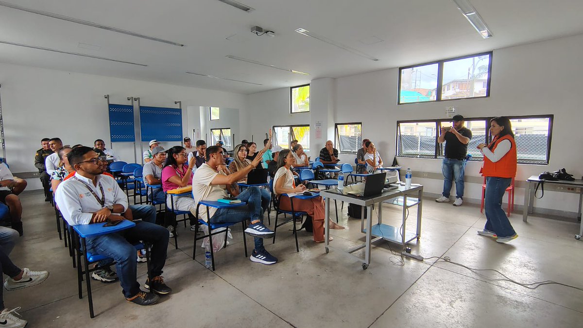 Supertransporte's tweet image. La Dirección de Promoción y Prevención de Puertos, llevó a cabo una jornada de capacitación a los operadores fluviales del #Embalse de #Guatape, sobre la implementación del registro de zarpe y supervisión integral de la #SuperTransporte a las empresas de #TransporteFluvial