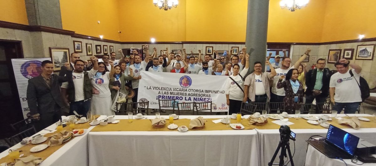 Al3xFlores_'s tweet photo. JALISCO DICE QUE NO A LA LEY VICARIA.

Cada vez son más papás conscientes, responsables y valientes qué levantan la voz en contra de las Leyes injustas emanadas desde la Ideología de Género.

Este movimiento ya no lo van a detener 😎

Somos miles y seremos millones!!! https://t.co/5LIR8soixx