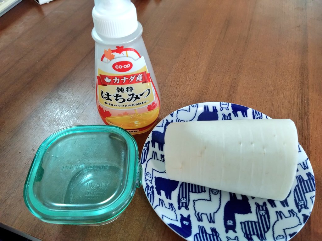 息子の風邪をもらいのどが痛い🤧
初めてのはちみつ大根🍯作ってたみた！もっとはちみつ入れた方がいいのかな？
後程完成したら飲んでみます🐝