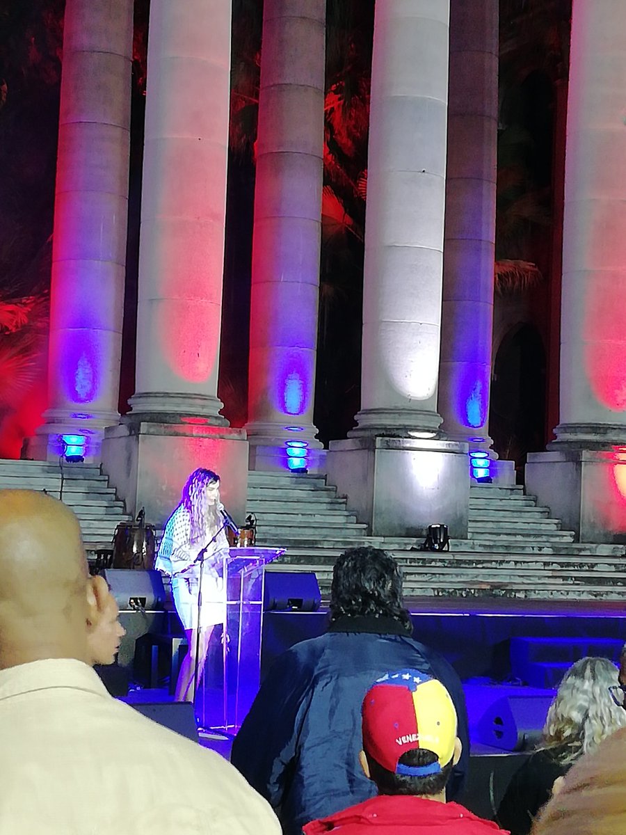 #PatriaEnRed
Finaliza Coloquio Patria en sencilla clausura, la UNIDAD ha sido el llamado en éste evento, se le entrega a nuestro Raúl Castro, Díaz-Canel, Nicolás Maduro la "Ciudadanía TeleSUR", su distinción a "la verdad" de nuestros pueblos de América!!!!!

#DeZurdaTeam