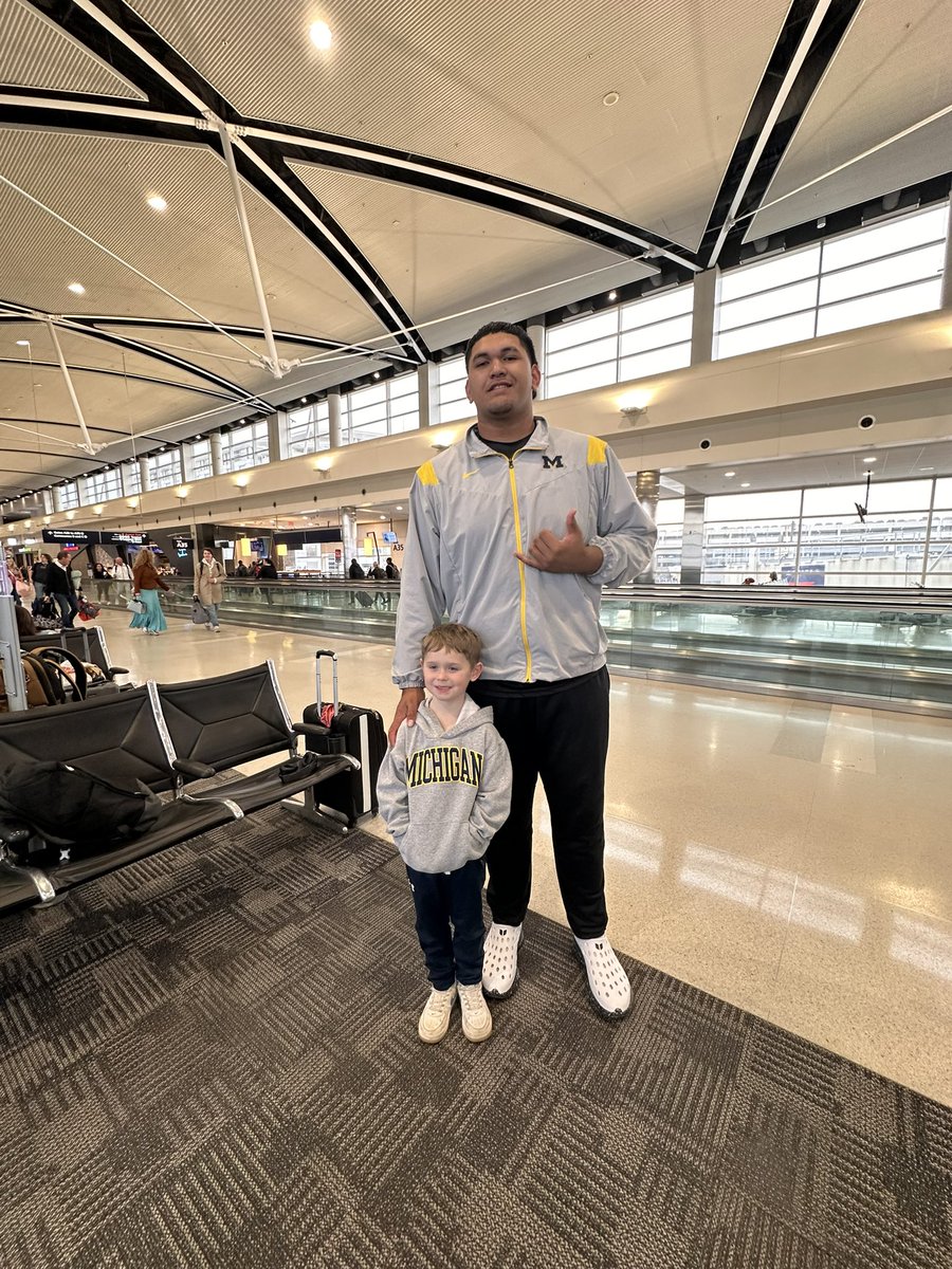 Willy met <a href="/MalakaiLee2/">Malakai Lee</a> which made up for missing ‘favorite team day’ at school #Aloha #GoBlue 🌺💙💛🏈