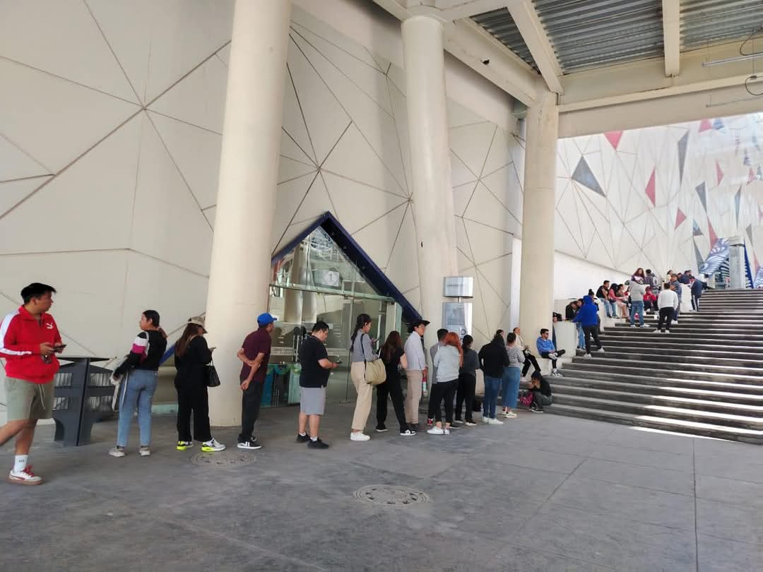 CS_comunicacion's tweet photo. Desde que se anunció el cartel del palenque de la feria 2025, comenzó a formarse la gente. 😱

Y tú ¿a quién irás a ver?😎 https://t.co/4y8Lo7CQGQ