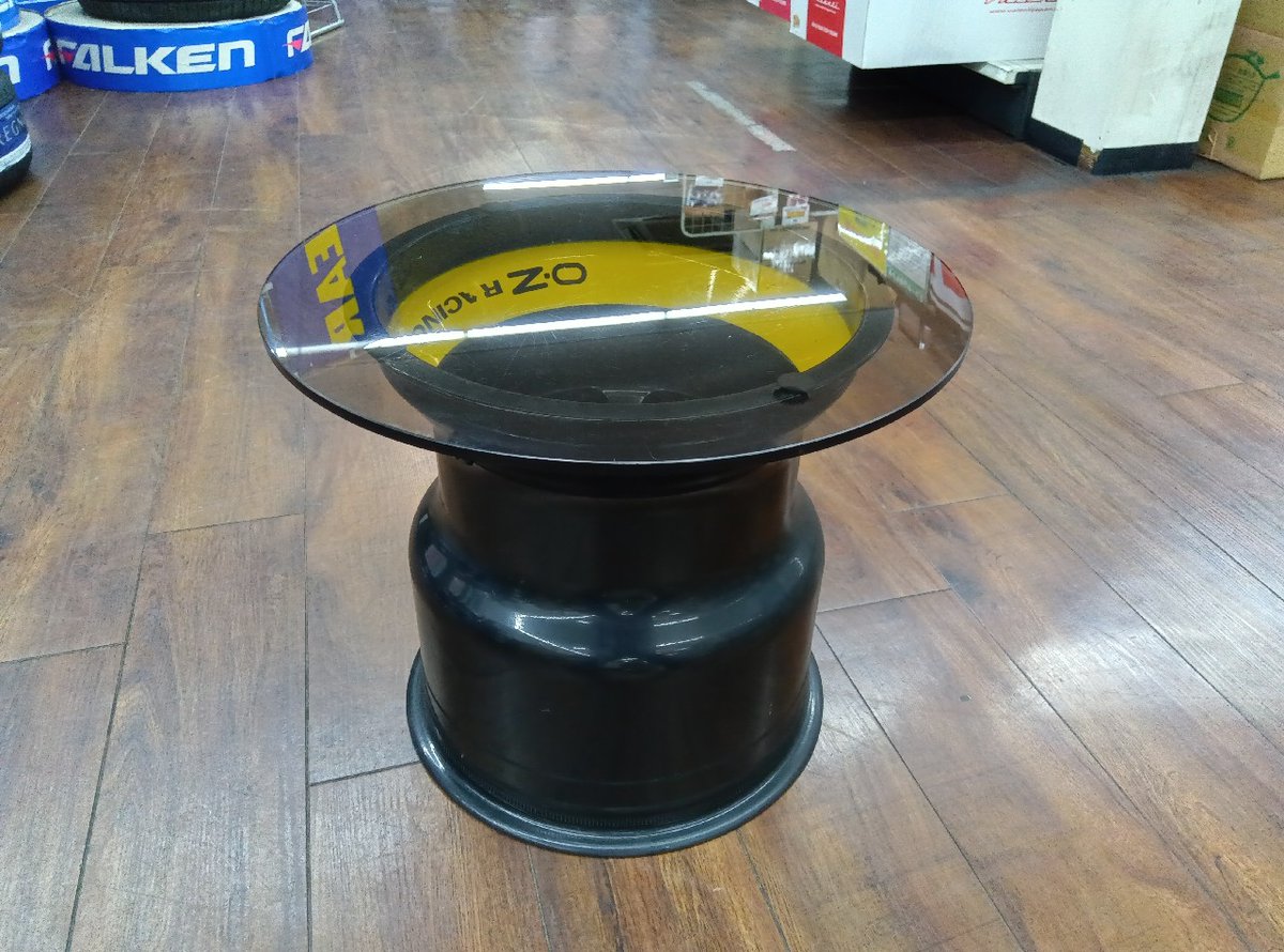 i_parts_info's tweet photo. #アイパーツ岩槻店です
F1ホイール風テーブル
OZレー��ング センターロックホイールのレプリカです
直径 実測で47cm位です。
商品番号:02-203087
販売金額¥39,800-
#OZレーシング #F1 #F1wheel https://t.co/RPuG1T6qsn