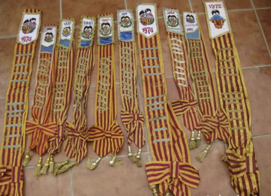 Bandes falleres. Què farien ara els de la JCF amb les de la Cort d'Honor del 72 o del 74? 
Més clar, aigua, qui utilitza llengua i símbols per fer política?