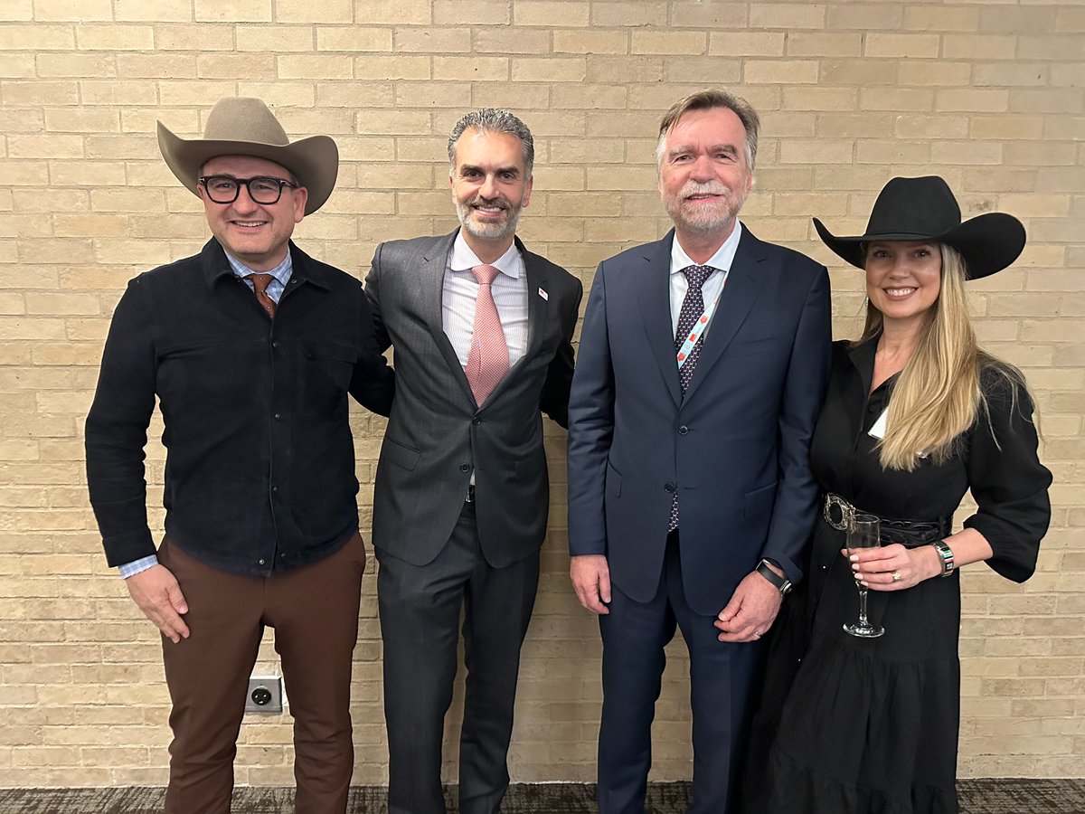 JochenReiser's tweet image. It’s a great evening when we celebrate @utmbhealth’s President's Cabinet Awards and say thank you to our Members. Our Galveston community is so serious in supporting students faculty and programs aimed to improve the lives of everyone in our city and county. 
I particularly like…