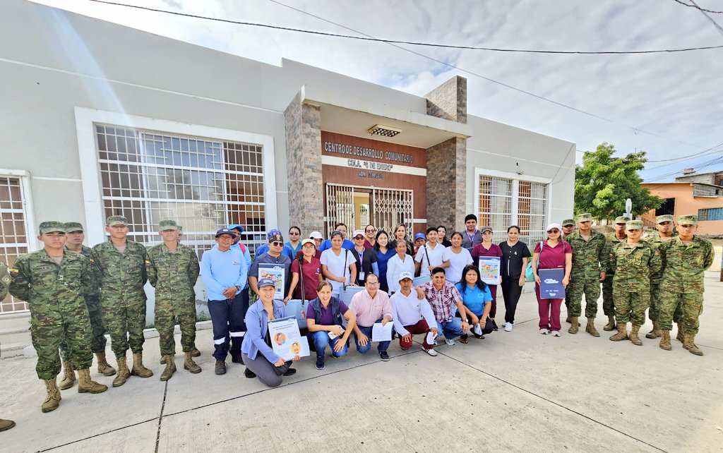 DPS_LosRios's tweet photo. #LaLibertad | Como parte de la estrategia para mitigar las enfermedades vectoriales causadas por la etapa invernal, @Salud_Ec en conjunto con @EjercitoECU y líderes comunitarios participaron de la Minga denominada "Todos contra el Dengue" desarrollada en el barrio 6 de Enero. https://t.co/upFOKy77wV