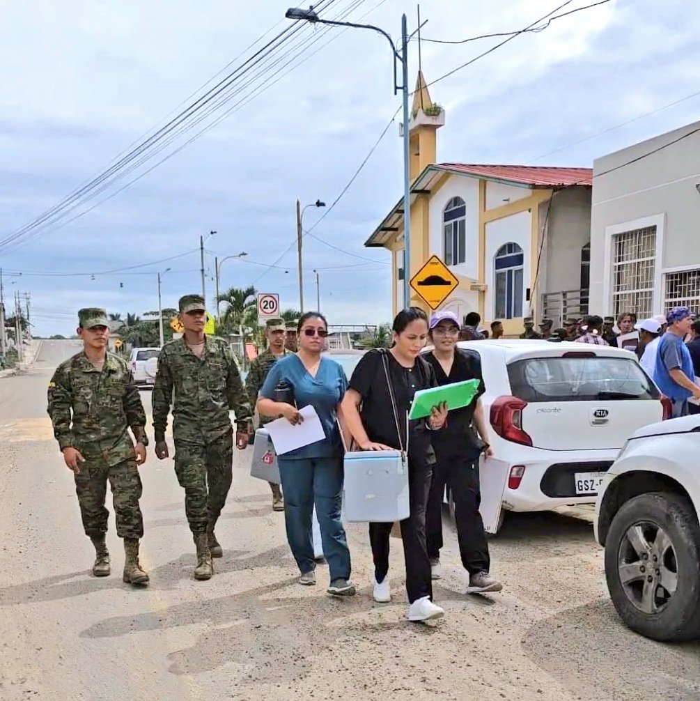 DPS_LosRios's tweet photo. #LaLibertad | Como parte de la estrategia para mitigar las enfermedades vectoriales causadas por la etapa invernal, @Salud_Ec en conjunto con @EjercitoECU y líderes comunitarios participaron de la Minga denominada "Todos contra el Dengue" desarrollada en el barrio 6 de Enero. https://t.co/upFOKy77wV
