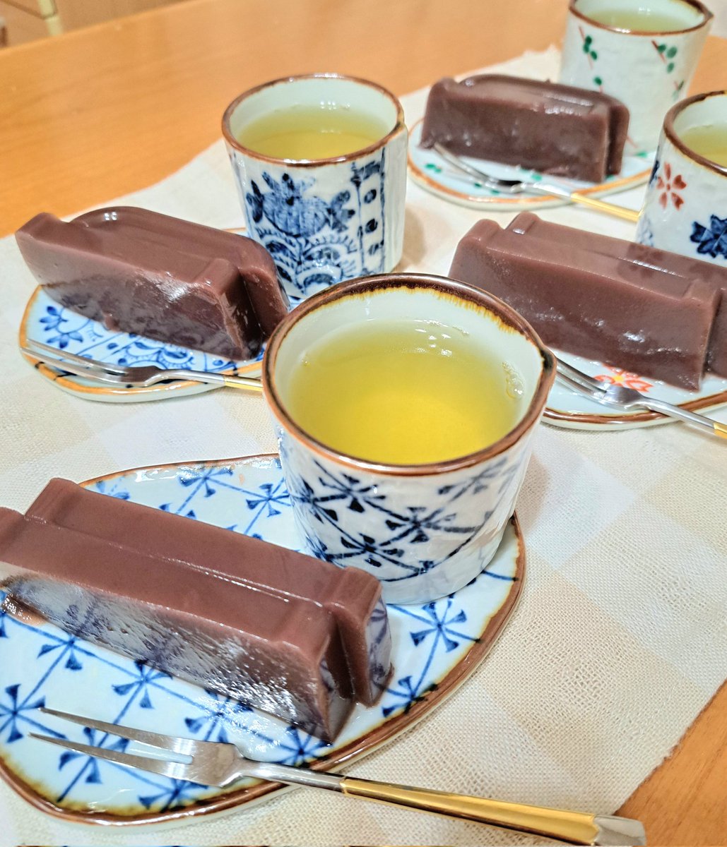 hirohomemade's tweet photo. 水ようかん
こし餡消費に。柔らかめですが かろうじてフォークで刺せるギリギリの固さに仕上げました。タッパーに流して固めたので端は丸くなってますw 夕食後のおやつにいただきました🍵😌✨
ツルンと美味しかったけど、やっぱり暑い夏に食べたいなぁ😋 https://t.co/WwHRFHoAEP