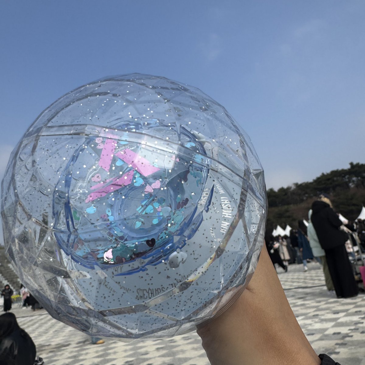 the 10th anni lightstick 🩷🩵 there's really hearts inside 🥺