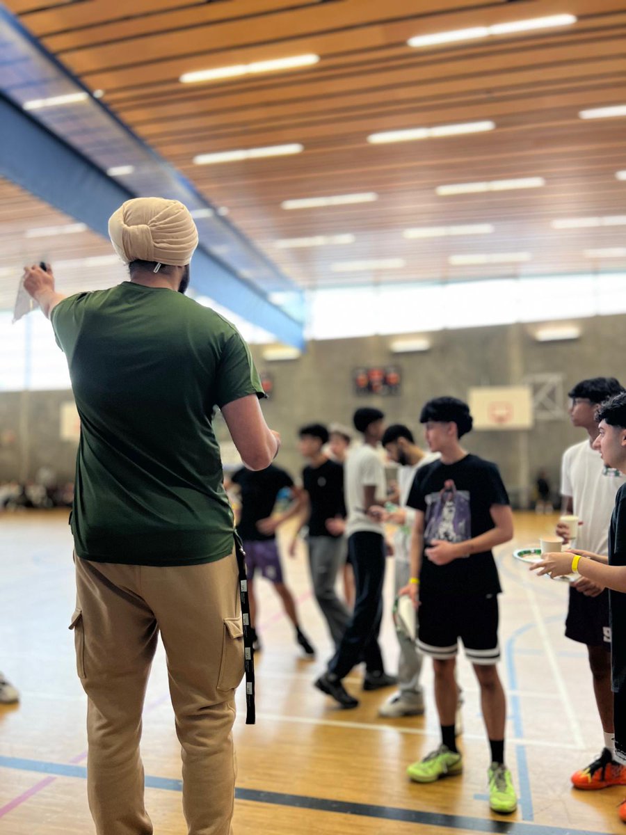 SgtTerryParmar's tweet photo. Awesome event! Thank you @VanPoliceFnd for helping make #ProjectMesh Spring break a reality!
#youth #volunteers #community https://t.co/FrmxhxLTg6