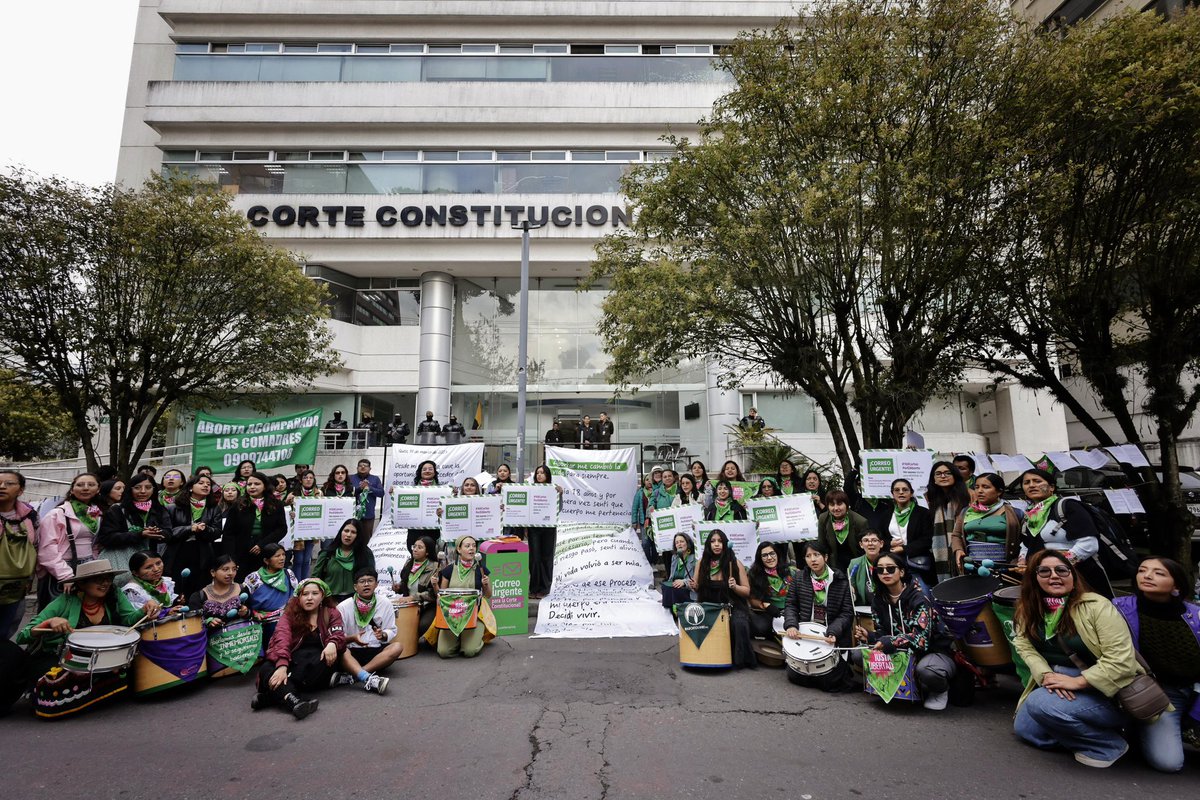 <a href="/justalibertadec/">Justa Libertad Ecuador</a> <a href="/CorteConstEcu/">Corte Constitucional</a> <a href="/karentoroa/">Karen Toro</a> <a href="/JanetaCervantes/">sumakwarmi</a> <a href="/SurkunaEc/">Surkuna💚</a> <a href="/CepamGuayaquil/">CEPAM-Guayaquil</a> <a href="/SendasEcuador/">Fundación Sendas</a> <a href="/AldeaFundacion/">Fundación ALDEA</a> <a href="/AnaCrisVera/">AnaCristinaVeraSanchez</a> Con esta acción, <a href="/justalibertadec/">Justa Libertad Ecuador</a> espera que la <a href="/CorteConstEcu/">Corte Constitucional</a> priorice el tratamiento de la demanda presentada por el movimiento en marzo de 2024. Exigen coherencia con la garantía de los derechos humanos, y que el aborto deje de ser considerado un delito.