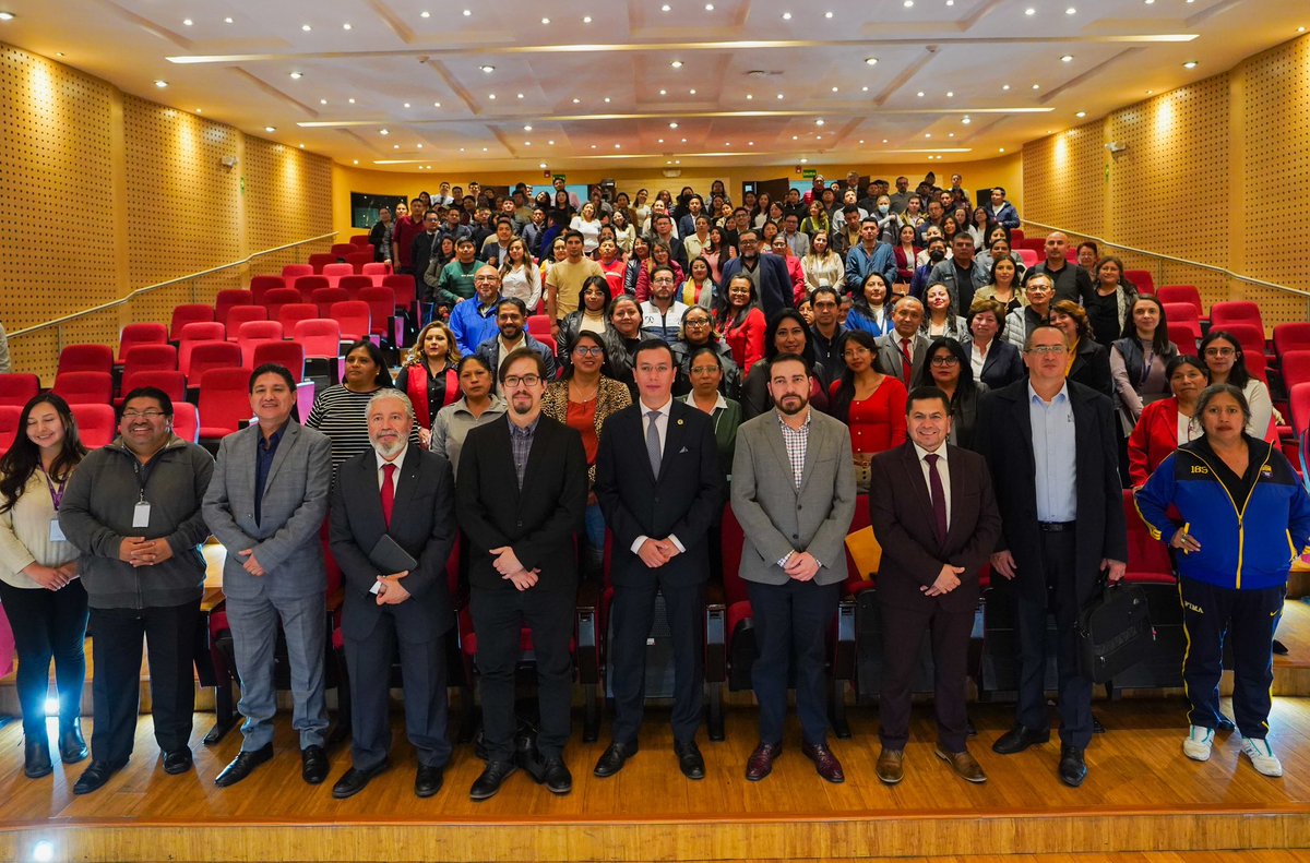 El viceministro de Educación, <a href="/pepejos66/">José Flores Jácome</a>, subraya la urgencia de preparar a nuestros estudiantes para un futuro impulsado por la tecnología. “En un mundo de rápida transformación tecnológica, es crucial que los jóvenes se adapten y respondan a estos cambios”, afirmó. Por ello, la