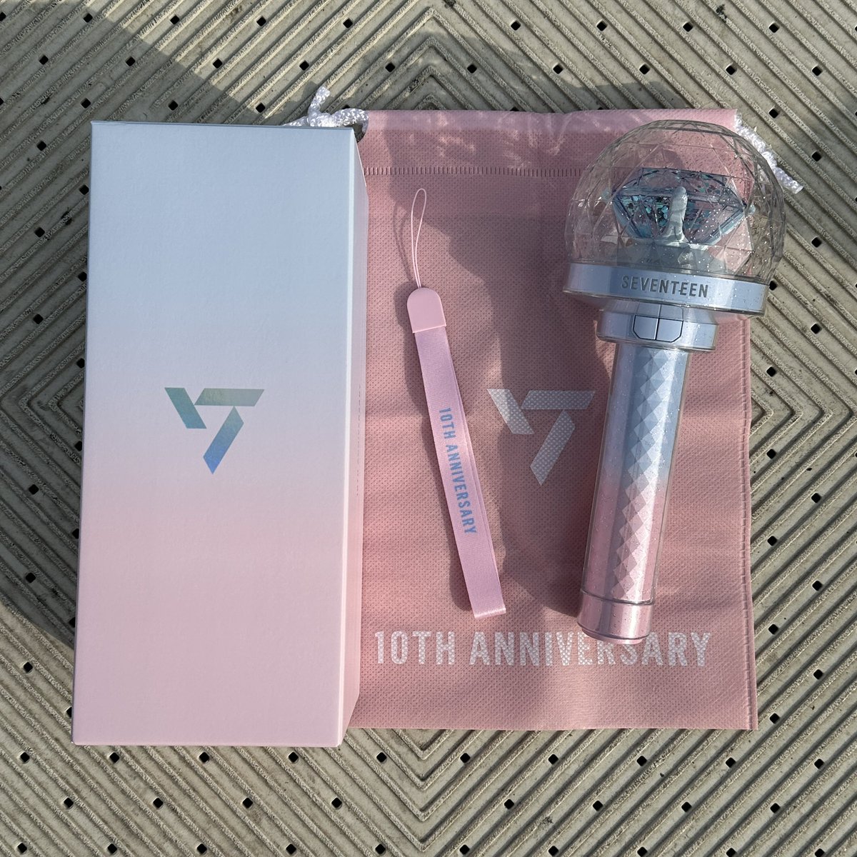 httpseungcheols's tweet photo. ahhHhhH got my hands on the pretty 10th anniversary caratbong!!! ㅠㅠ 🩷🩵 https://t.co/K76V30mvjf