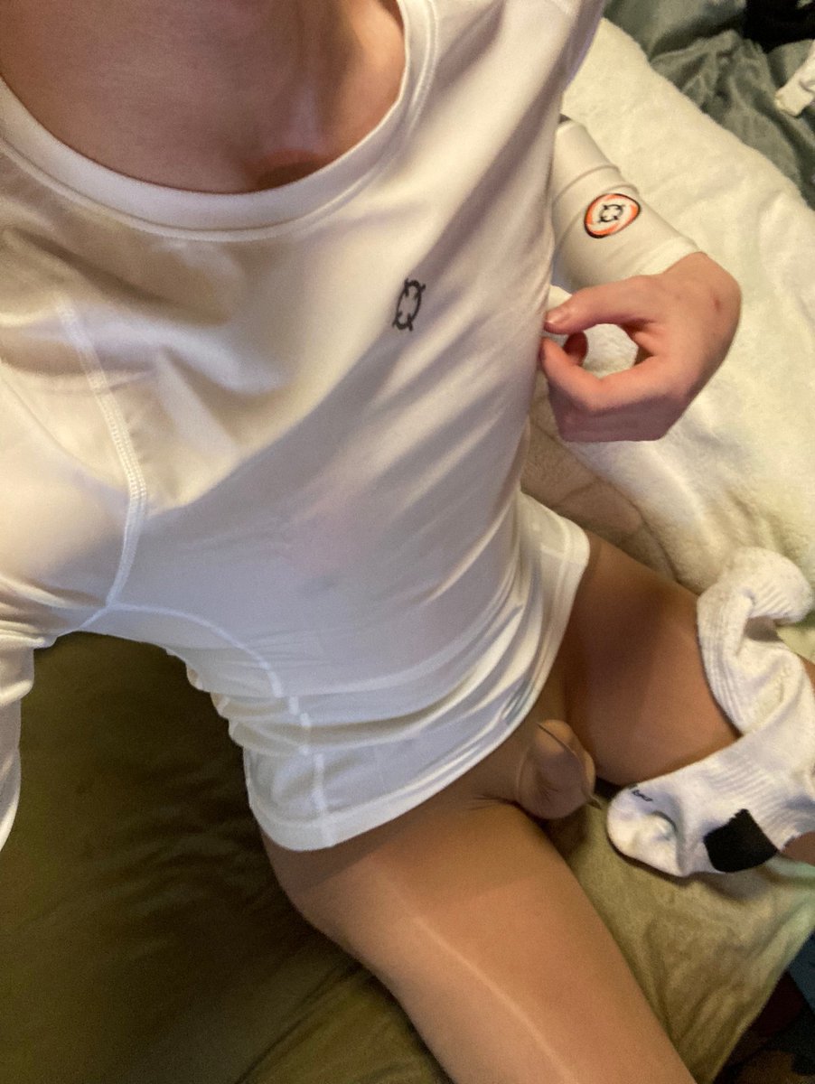 昨天一个人再家发情，咬着自己穿了三天的原味白袜玩乳头。。。高潮了