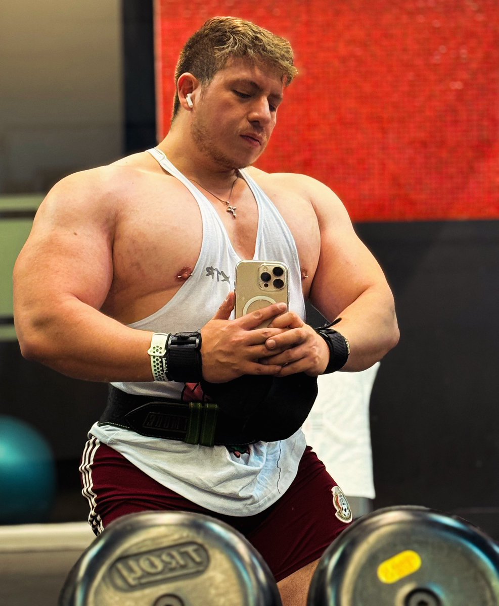 BLONDE MUSCLE HIMBO. LOVE MI NEW PIERCING.