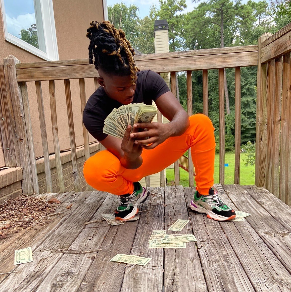 realvampierre's tweet photo. NEVER BROKE AGAIN 💸 #trap https://t.co/NS6nIhl1UD