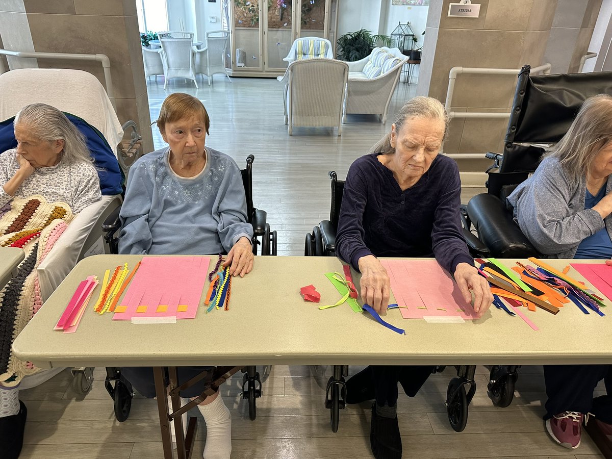 Check out photos from yesterday's "Access to Art" workshop with residents from Seashore Gardens, led by teaching artist Gigi Bennett! 📸

🪢Residents were able to experiment with weaving basics in this workshop.