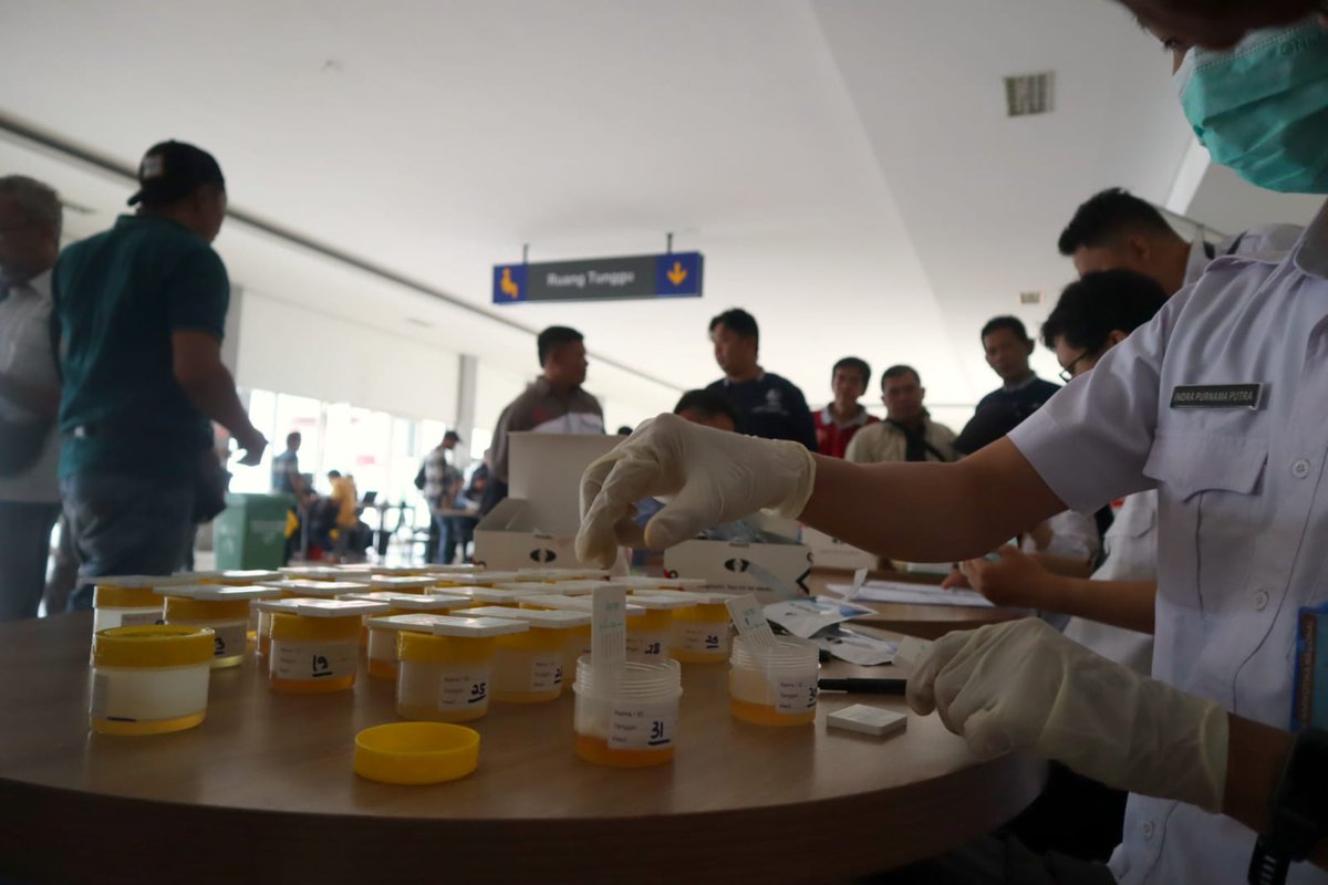 Menjelang arus mudik dan balik Lebaran, Badan Narkotika Nasional (BNN) Kabupaten Banyumas menggelar tes urine bagi awak bus Antar Kota Antar Provinsi (AKAP) dan Antar Kota Dalam Provinsi (AKDP) serta Bus Pariwisata, di Terminal Bulupitu  Purwokerto, Rabu (19/3). #radarbanyumas