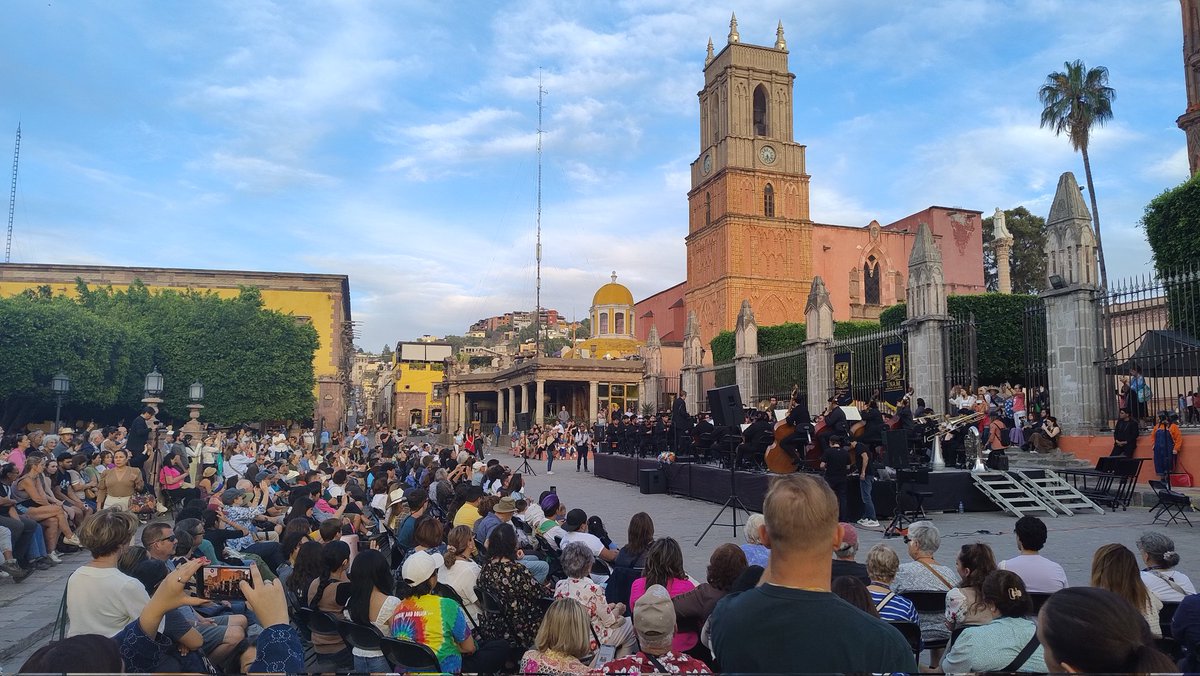 La Orquesta Juvenil Universitaria Eduardo Mata se presenta en el Jardín Principal de San Miguel De Allende con lleno completo, en el marco del 10 Festival de Artes, Ciencias y Humanidades.