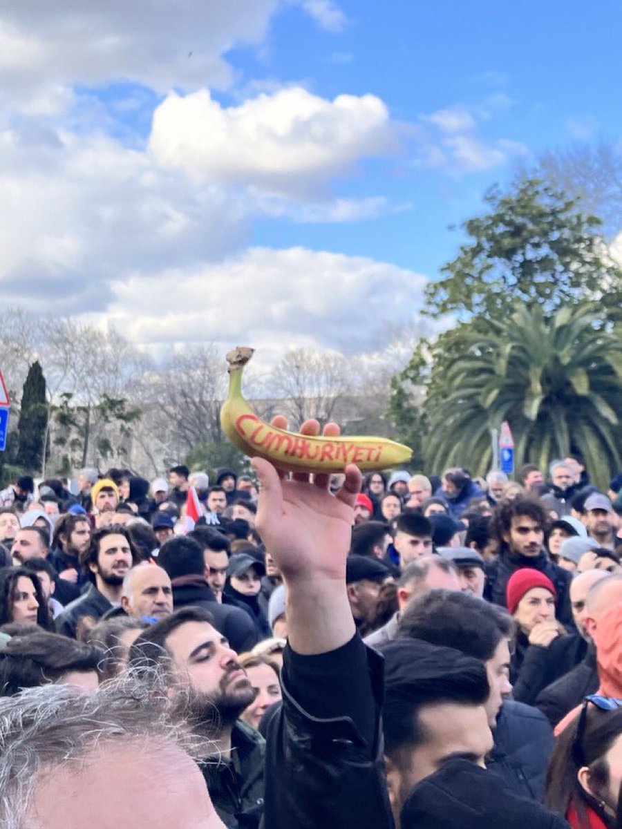 #SonDakika

🔵Bir vatandaş protestonun içinde muza 'Cumhuriyet' yazdığı görüldü.
